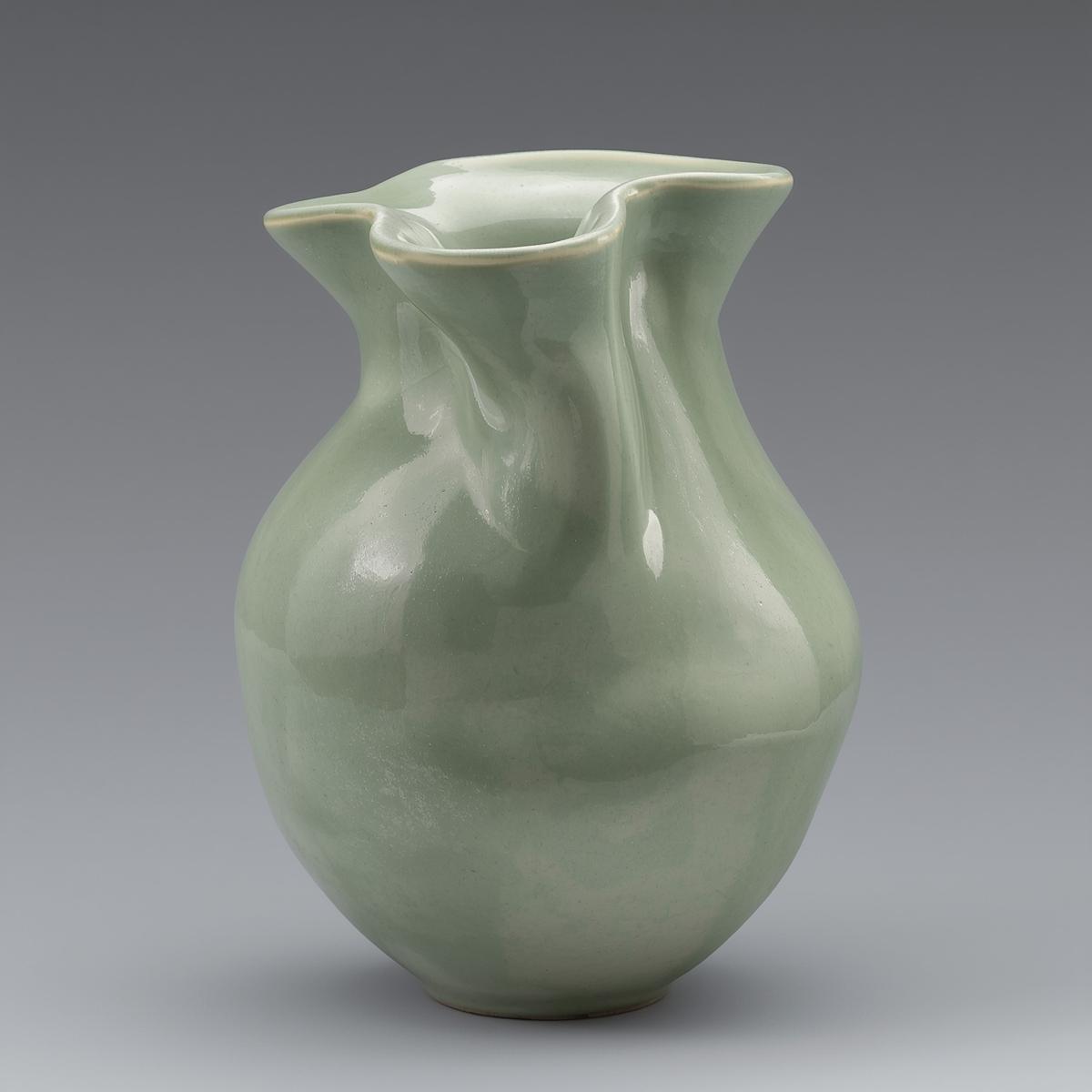 Ceramic vase with organic shape Keramische vaas met organische vorm in matte saliegroen afwerking